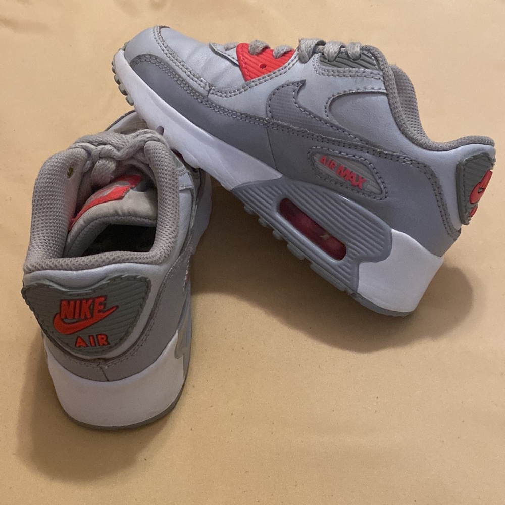 Nike Air Max is known for it’s Comfortable  Fit…Unisex. Good condition 🔥